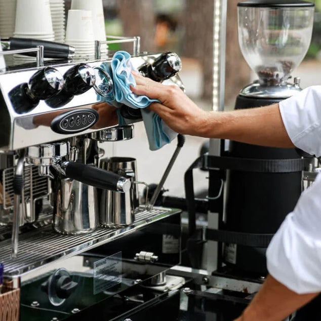 L’importance d‘entretenir votre machine à café, pas seulement l’extérieur!